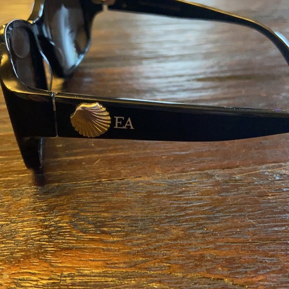 Elizabeth Arden EA-5138 Sunglasses - Picture 2 of 5